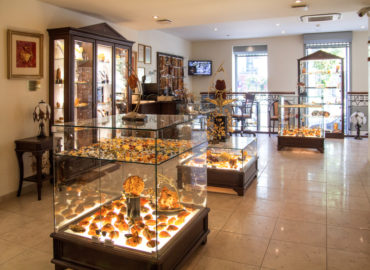 Amber Queen Jewelry