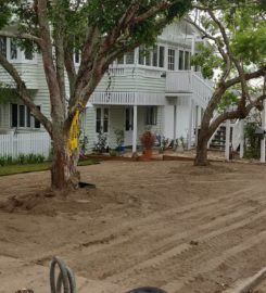 Massive 550m2 irrigation and returf. (Front yard)